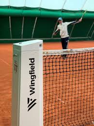 Platz 2 in unserer Tennishalle – Mehr als ein normaler Court, oder: Was macht die Kamera am Netzpfosten?