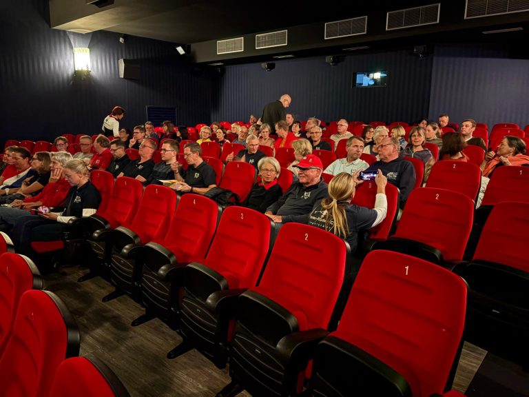 DRCI gemeinsam im Kino zu „Adams acht“